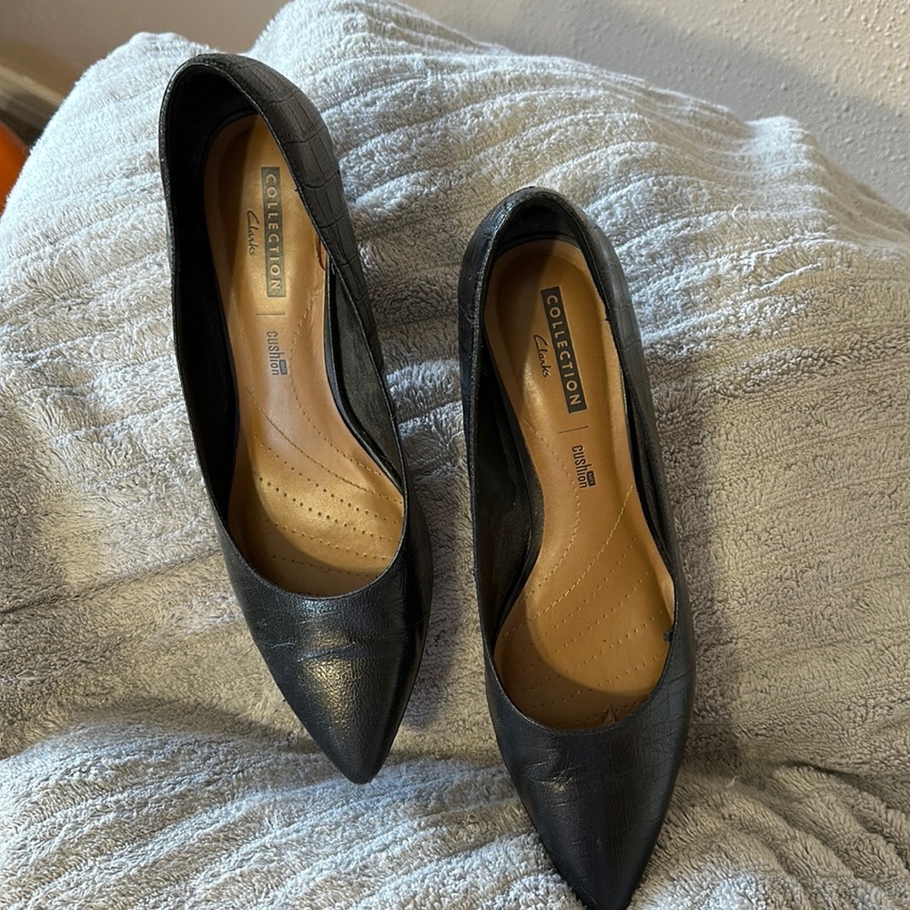 Black Clark’s low heel pumps